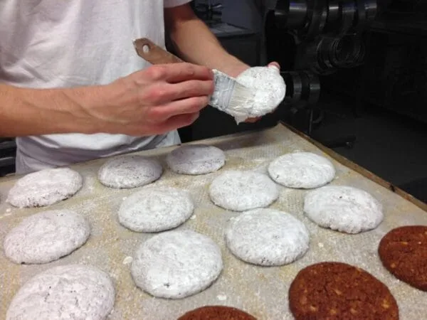 Feiner Elisen-Lebkuchen mit Zucker bestrichen