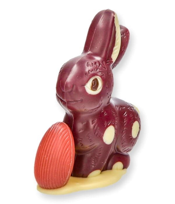 Sitting bunny small with egg, wild berry - chocolate Easter bunny - Sitzhase klein Waldbeer 5 scaled