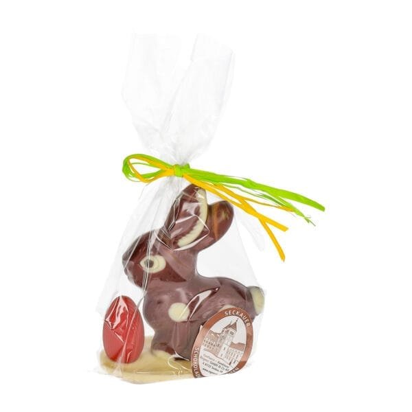 Sitting bunny small with egg, wild berry - chocolate Easter bunny - 8021070 2 scaled