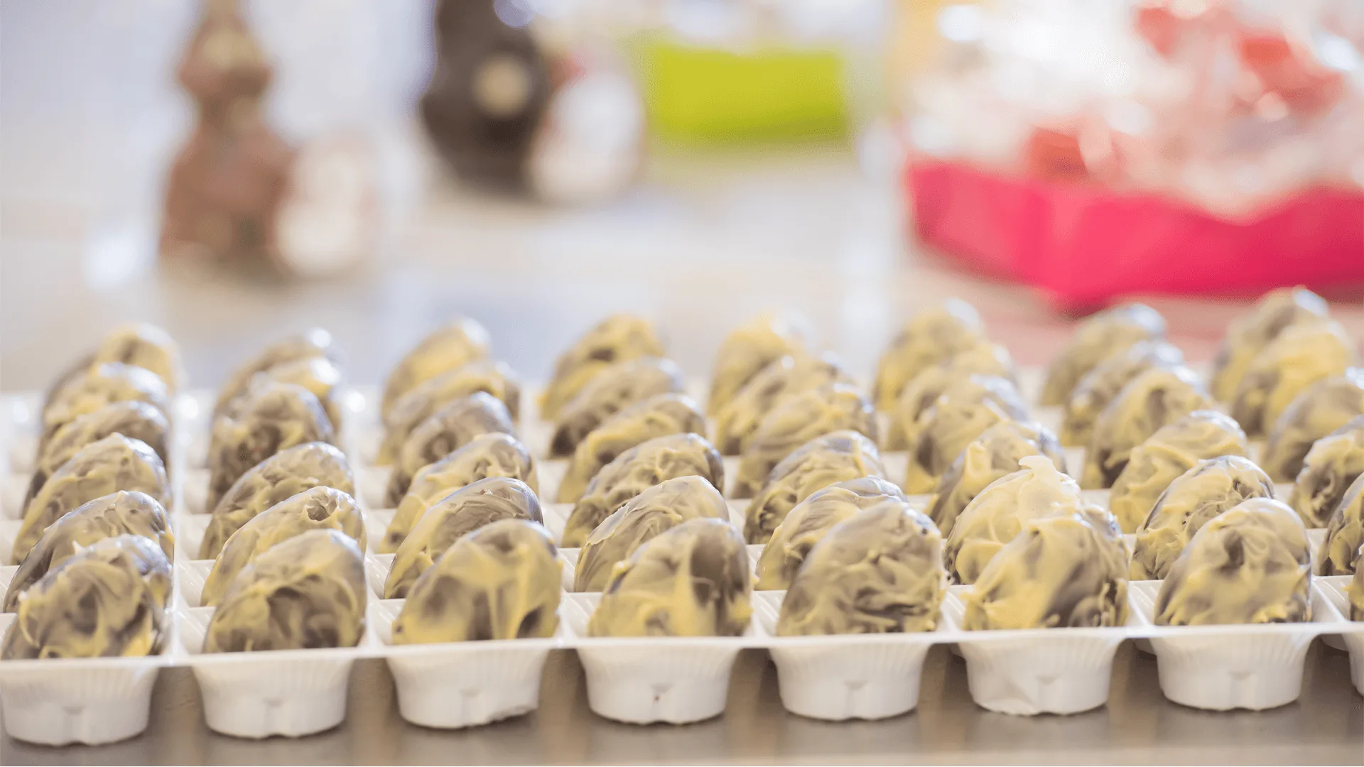 Dark chocolate egg with passion fruit filling - - Image 2
