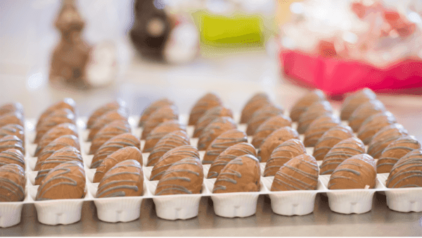 Milk chocolate egg with currant filling - 80441L